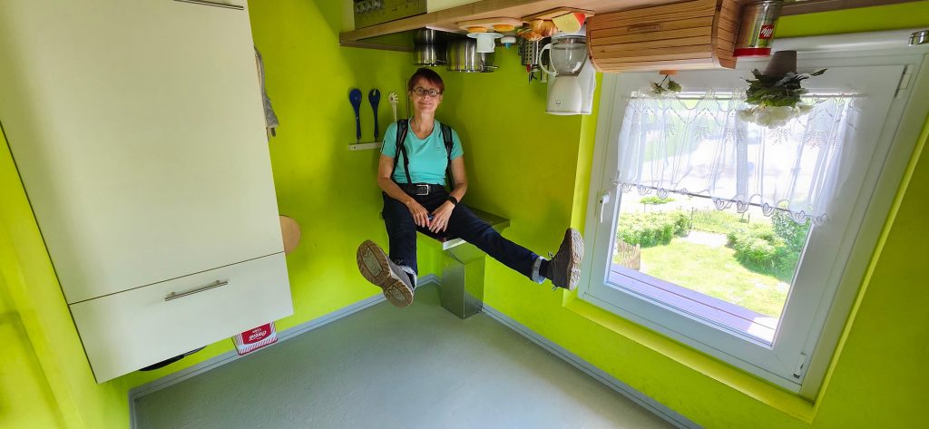 Chrischi sitzt auf der Dunstabzugshaube